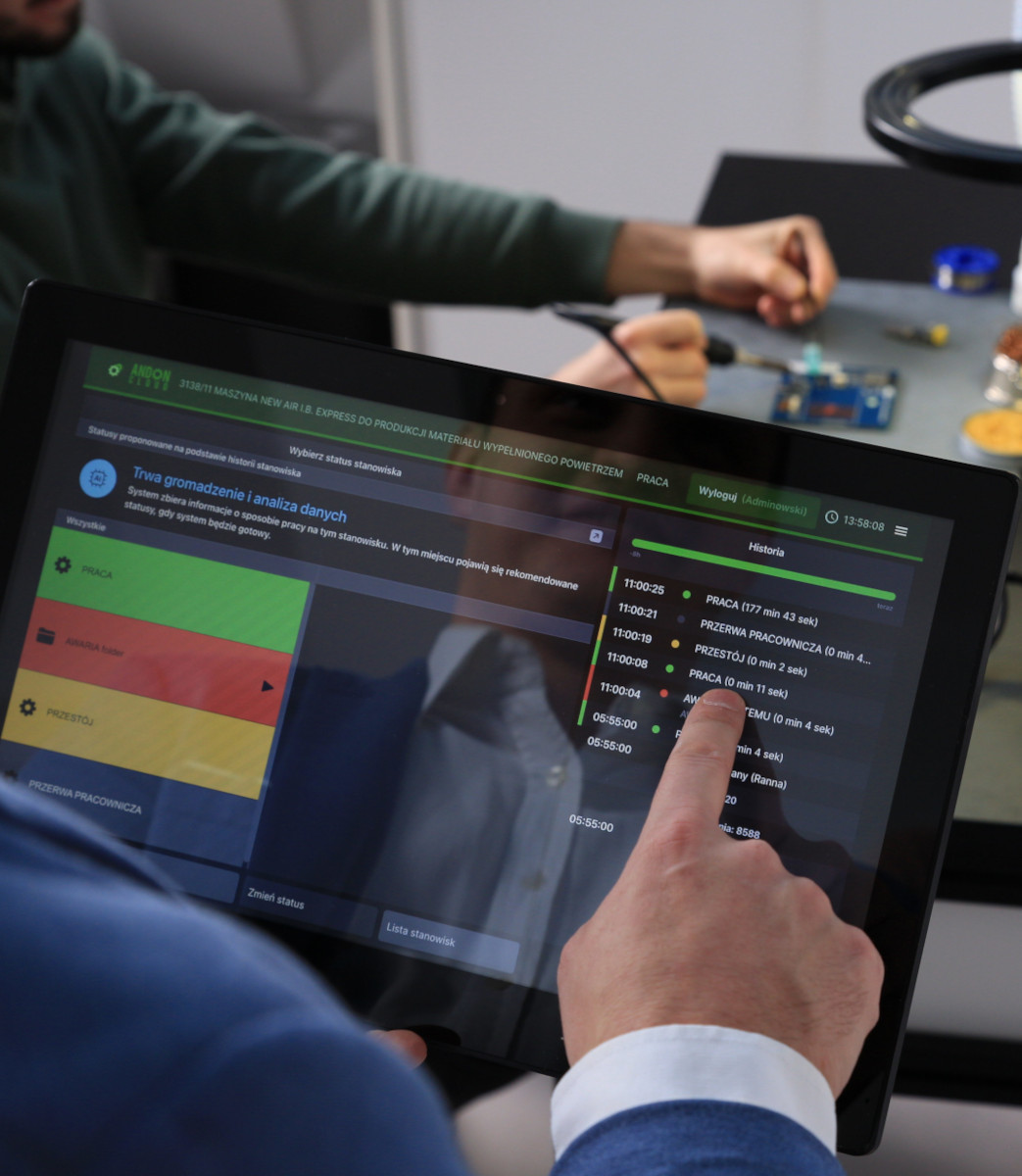 Cyfrowy monitoring produkcji – praca zespołu na hali z systemem Andon